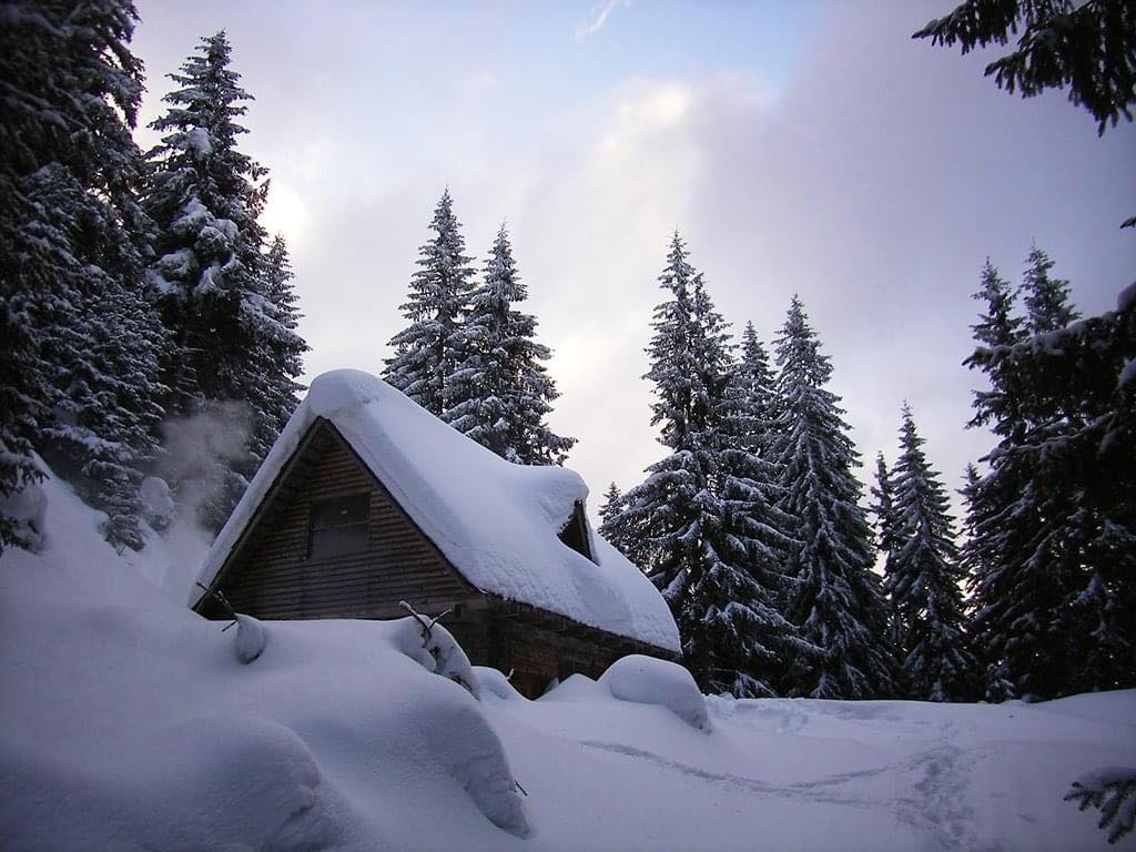 Muntele Țibleș cabana cu zapada