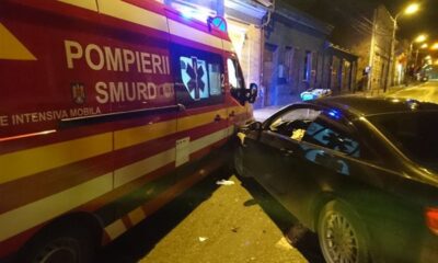 Ambulanta implicata intr-un accident cu o masina chiar inainte sa transporte un pacient la Institutul Inimii din Cluj